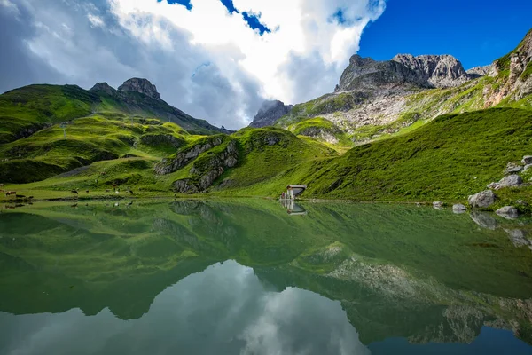 Чудовий Пейзаж Роздуми Над Zuerser See Vorarlberg Austria — стокове фото