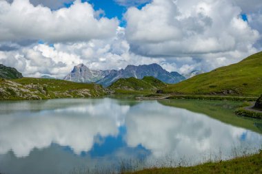 Zuerser 'in muhteşem manzarası ve yansımaları. Avusturya, Vorarlberg' de.