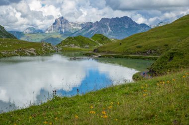 Zuerser 'in muhteşem manzarası ve yansımaları. Avusturya, Vorarlberg' de.