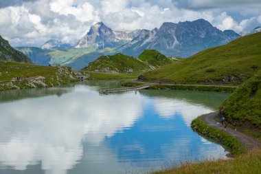 Zuerser 'in muhteşem manzarası ve yansımaları. Avusturya, Vorarlberg' de.