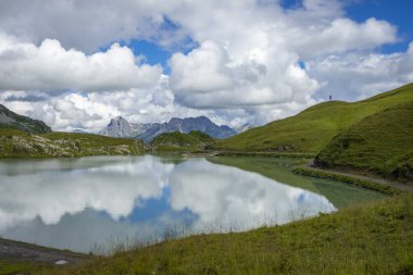 Zuerser 'in muhteşem manzarası ve yansımaları. Avusturya, Vorarlberg' de.