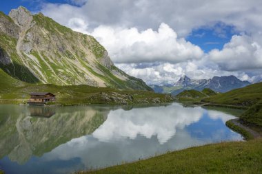 Zuerser 'in muhteşem manzarası ve yansımaları. Avusturya, Vorarlberg' de.