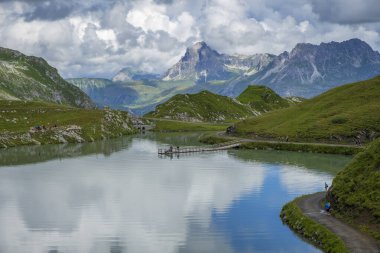 Zuerser 'in muhteşem manzarası ve yansımaları. Avusturya, Vorarlberg' de.
