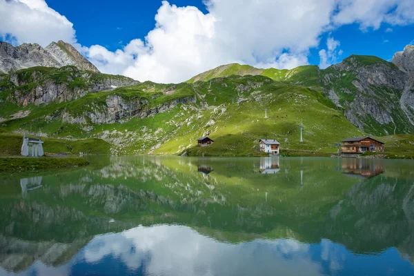 Zuerser 'in muhteşem manzarası ve yansımaları. Avusturya, Vorarlberg' de.