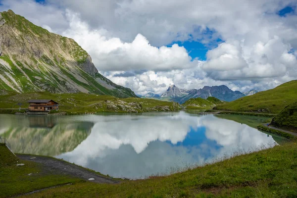 Zuerser 'in muhteşem manzarası ve yansımaları. Avusturya, Vorarlberg' de.