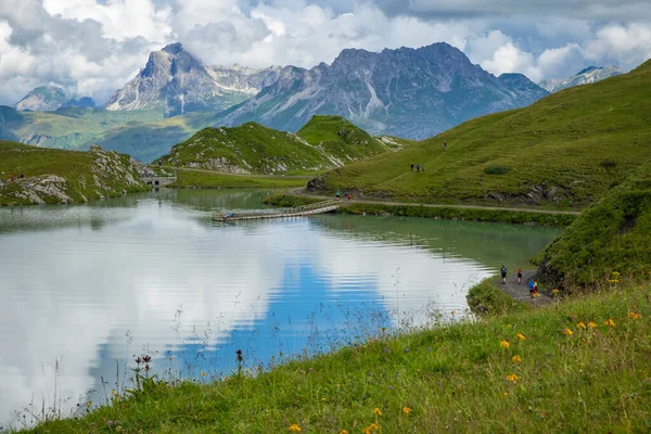 Zuerser 'in muhteşem manzarası ve yansımaları. Avusturya, Vorarlberg' de.