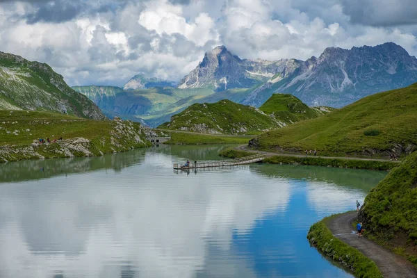Zuerser 'in muhteşem manzarası ve yansımaları. Avusturya, Vorarlberg' de.