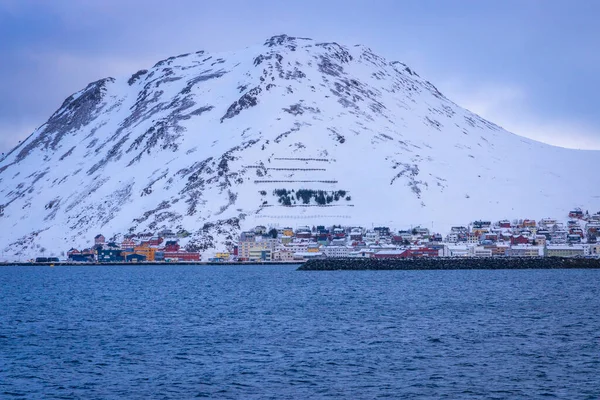 ノルウェーの冬の時間に海沿岸のHonningsvag町 — ストック写真