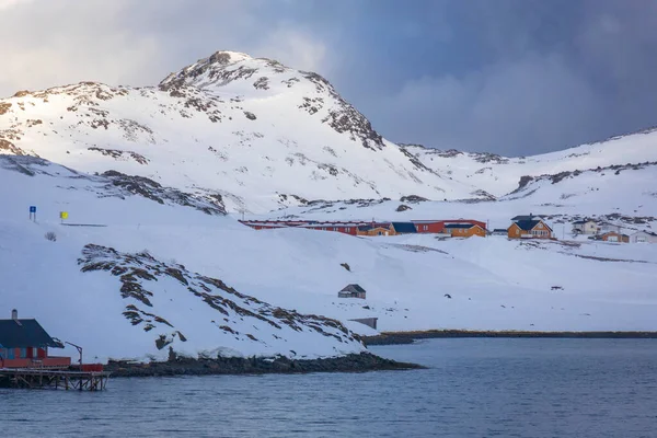 ノルウェーの冬の時間に海沿岸のHonningsvag町 — ストック写真