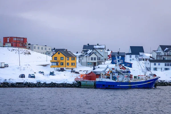 挪威冬季海岸的Honningsvag镇 — 图库照片