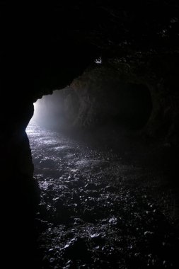 Zuerser Gölü üzerindeki eski mağara. Vorarlberg, Avusturya 'da.