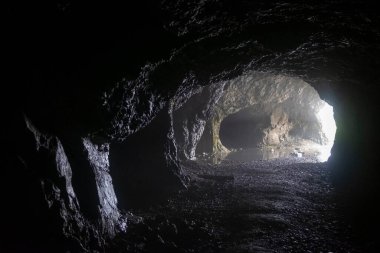 Zuerser Gölü üzerindeki eski mağara. Vorarlberg, Avusturya 'da.