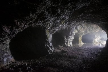 Zuerser Gölü üzerindeki eski mağara. Vorarlberg, Avusturya 'da.