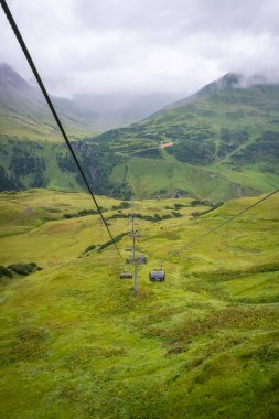 Zuer 'den Seekopf' un tepesine ve Zuerser Gölü 'ne giden sandalye asansörünü kullanın.
