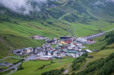 Yaz ve kışın Alplerdeki küçük Zuers köyünde tatil, Vorarlberg, Avusturya