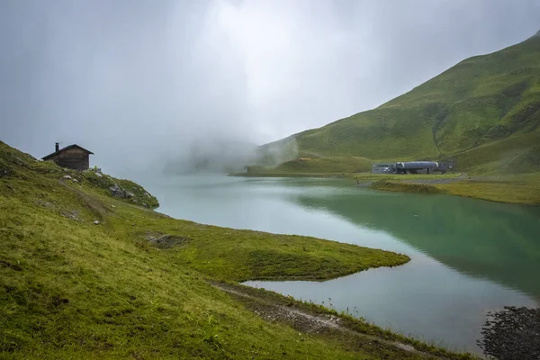 Natura Meravigliosa Con Nebbia Pioggia Allo Zuerser See Vorarlberg Austria — Foto Stock