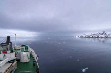 Norveç 'te deniz suyunda yüzen bir tekne