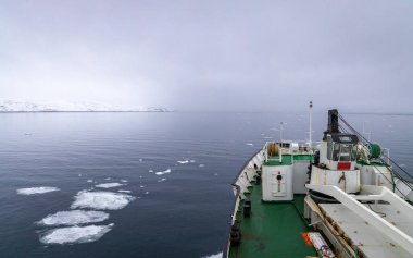 Norveç 'te deniz suyunda yüzen bir tekne