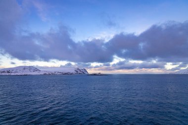 Barents Denizi 'nin karlı sahili