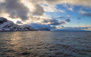 Barents Denizi 'nin karlı sahili