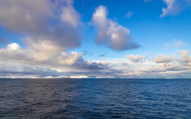 Barents Denizi 'nin karlı sahili