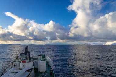 Barents 'ta gündüz vakti tekne, Norveç