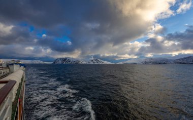 Barents Denizi 'nin karlı sahili