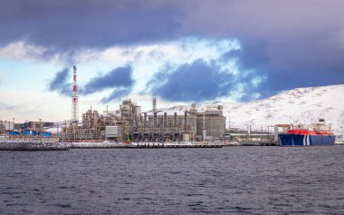 Kuzey Norveç 'teki Hammerfest yakınlarında Melkoya' da modern gaz sıvılaşma fabrikası