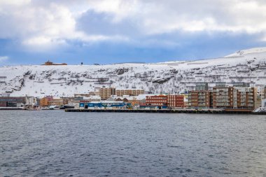 Çekiç Festivali 'ndeki renkli evler Kuzey Norveç' in ve dünyanın en kuzeyindeki kasaba.