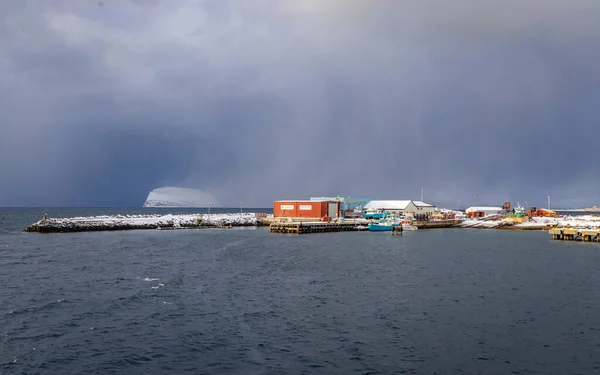 ノルウェー北部のハマーフェスト近くのメルコヤのガスの液化のための近代的な工場 — ストック写真