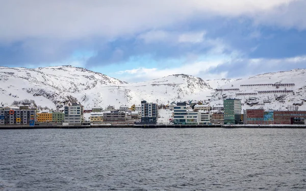 北ノルウェーと世界で最も北に位置するハマーフェストのカラフルな家 — ストック写真