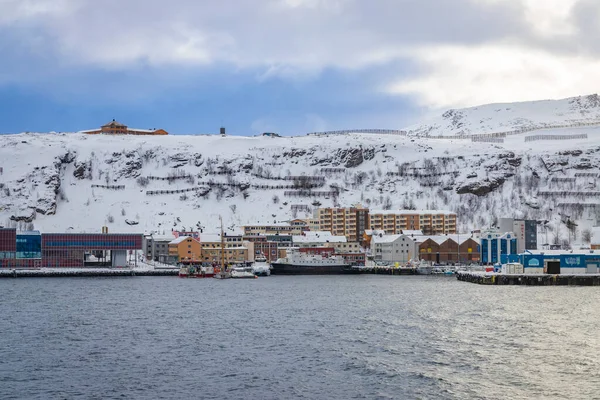 北ノルウェーと世界で最も北に位置するハマーフェストのカラフルな家 — ストック写真