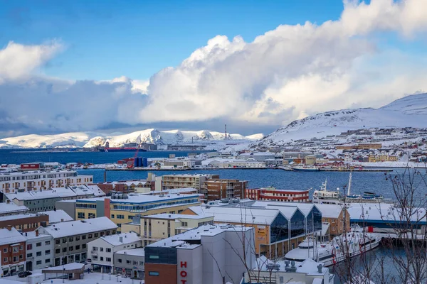 Hammerfest是挪威北部和全世界最北端的城镇 这里的房子五彩缤纷 — 图库照片