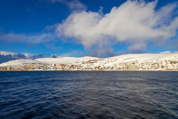 Hammerfest是挪威北部和全世界最北端的城镇 这里的房子五彩缤纷 — 图库照片