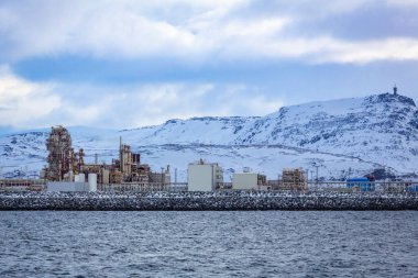 Kuzey Norveç 'teki Hammerfest yakınlarında Melkoya' da modern gaz sıvılaşma fabrikası