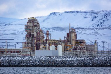 Kuzey Norveç 'teki Hammerfest yakınlarında Melkoya' da modern gaz sıvılaşma fabrikası