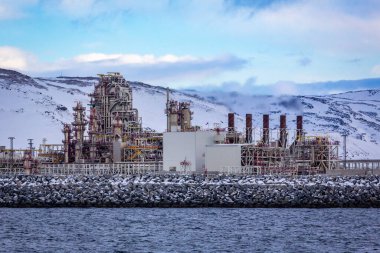 Kuzey Norveç 'teki Hammerfest yakınlarında Melkoya' da modern gaz sıvılaşma fabrikası