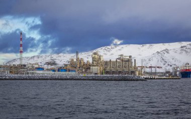 Kuzey Norveç 'teki Hammerfest yakınlarında Melkoya' da modern gaz sıvılaşma fabrikası