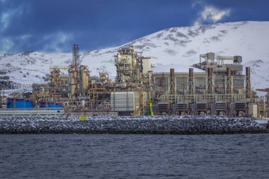 Kuzey Norveç 'teki Hammerfest yakınlarında Melkoya' da modern gaz sıvılaşma fabrikası