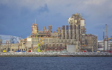 Kuzey Norveç 'teki Hammerfest yakınlarında Melkoya' da modern gaz sıvılaşma fabrikası