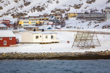 Çekiç Festivali 'ndeki renkli evler Kuzey Norveç' in ve dünyanın en kuzeyindeki kasaba.