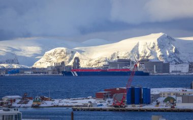 Kuzey Norveç 'teki Hammerfest yakınlarında Melkoya' da modern gaz sıvılaşma fabrikası