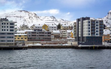 Çekiç Festivali 'ndeki renkli evler Kuzey Norveç' in ve dünyanın en kuzeyindeki kasaba.