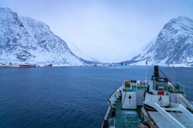 Kuzey Norveç 'teki Oksfjord köyünün limanı etrafındaki harika kış harikalar diyarı.