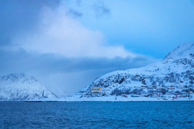 Kuzey Norveç 'te Oksfjord adlı küçük bir köyün limanı etrafında soğuk kış harikalar diyarı