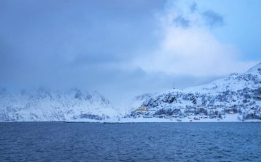 Kuzey Norveç 'te Oksfjord adlı küçük bir köyün limanı etrafında soğuk kış harikalar diyarı