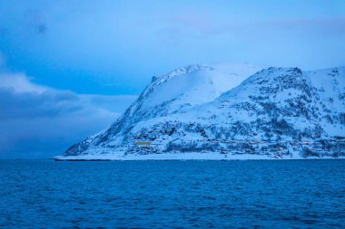 Kuzey Norveç 'te Oksfjord adlı küçük bir köyün limanı etrafında soğuk kış harikalar diyarı