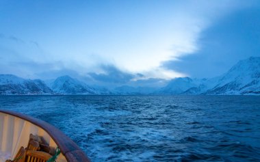 Kuzey Norveç 'te Oksfjord adlı küçük bir köyün limanı etrafında soğuk kış harikalar diyarı