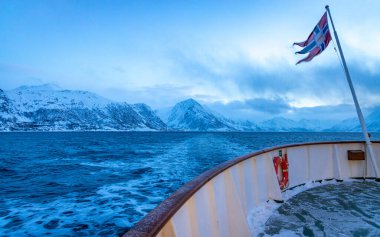 Kuzey Norveç 'te Oksfjord adlı küçük bir köyün limanı etrafında soğuk kış harikalar diyarı