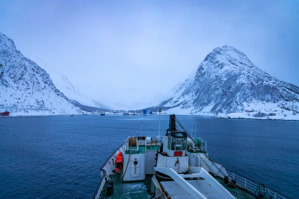 Kuzey Norveç 'teki Oksfjord köyünün limanı etrafındaki harika kış harikalar diyarı.
